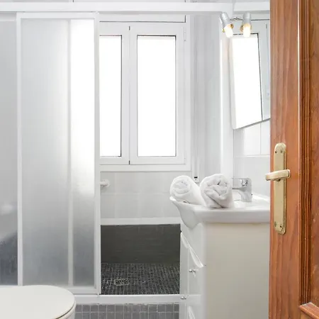 Vila Sleeps 8 *