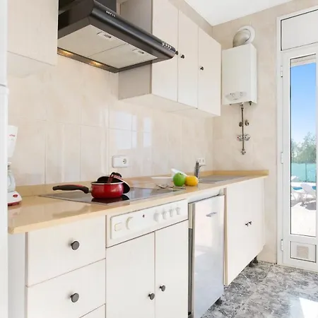 Villa Sleeps 8 *